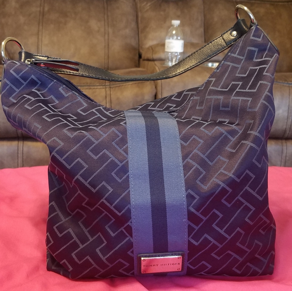 Tommy Hilfiger Bucket Bag & Wallet